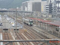 駅の跨線橋から見る福島駅構内、中央に見えるのがこれから乗る奥羽線の電車。