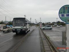 さっきのバスが駐車場から出てくる。