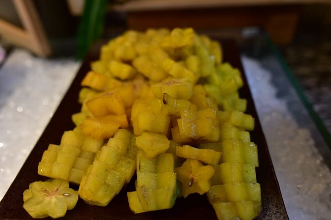 スターフルーツ<br />昨日までなかったフルーツです<br />ドラゴンフルーツは甘かったです<br />スターフルーツはすっぱい