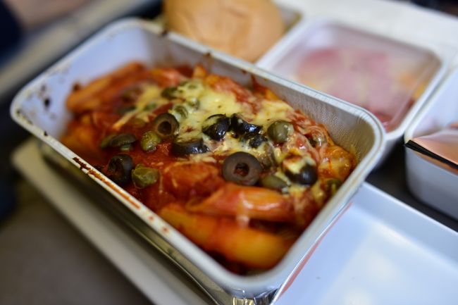 機内食のパスタ<br />なかなか美味かったです<br />フライト約４時間弱で日本に到着です<br />やっぱり一度乗り換えがあると楽に感じます<br />楽しかったボルネオ旅行も終わり<br />天気が悪い日が多くて残念なところもありましたが<br />全体的にはすっごく楽しかったです<br />ボルネオは今まで行った東南アジアの中で一番過ごしやすかったかも<br />昼間の日が当たるところは流石に暑いですが<br />風が程よくあるせいか日陰に入ると涼しいとさえ思いました<br />バリはどこにいても焼けるくらい暑かったですし<br />ランカウイはすっごく湿度が高かったのでどこにいても蒸し暑かったです<br />あと料理もとっても美味しかったです<br />やっぱりマレーシアのご飯は日本人にあうのでしょうか<br />今度は台風の時期以外に行きたいですね