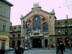 　まずは、自由橋のそばにある自由市場にいきました。

　1階はお肉屋さんや八百屋さんが所狭しと軒を並べ、2階には軽食やおみやげ物を売る店、地下にはスーパーと、ワクワクする店が目白押しです。
