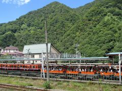 宇奈月駅から黒部峡谷鉄道のトロッコ電車に乗ります。トロッコ電車は窓のないオープンな電車ですが、520円増しでデラックス車両（窓あり）もあります。



