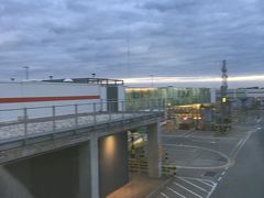 早朝のヒースロー空港ターミナル5に到着しました。
曇ってます。