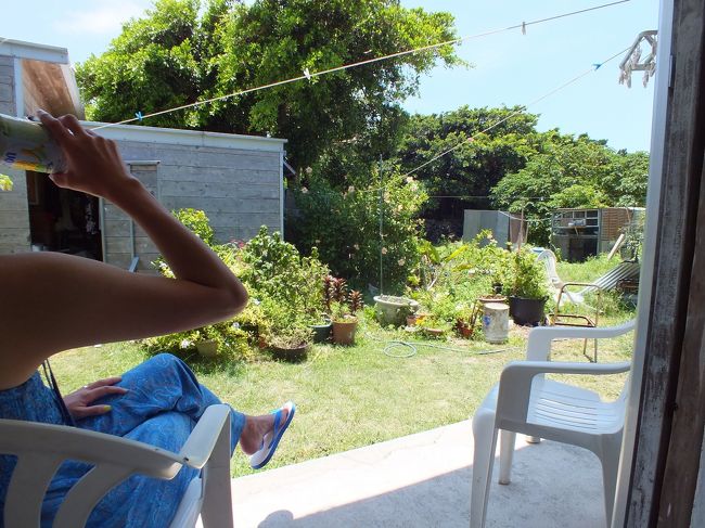 シュノーケリングもほどほどに、宿に戻ってビールです。