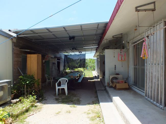 民宿あ〜ちゃんの中庭です。<br />夜は真ん中のテーブルでゆんたくします。ちなみにこの日の夕ごはんは、ここで焼肉の予定です。