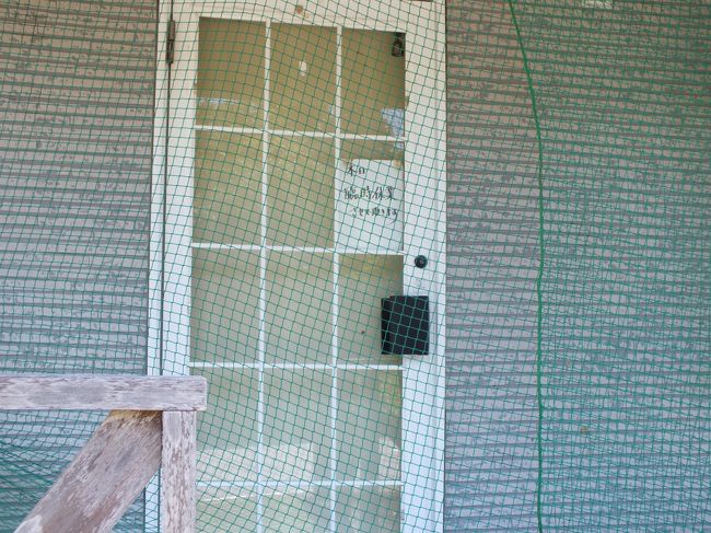 臨時休業とありますが、ここのところ開いてないそうです。当面営業しないらしいです。<br />ここでは2度ほど食事したことあるのですが、黒島では数少ない昼食をとれる場所なので残念です。