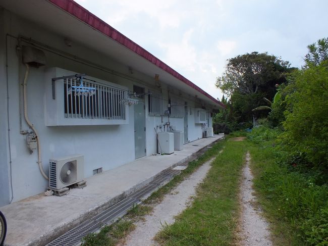 宿の部屋への入口側です。<br />この建物は、何年も前に閉鎖した黒島マリンビレッジというコテージタイプのリゾート施設（まだ建物も残ってて年々ボロボロになってます）の職員宿舎に使ってたものをリフォームしたそうです。