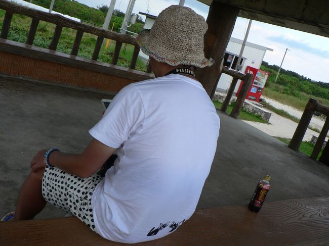 雷が鳴り出したので、仲本海岸の東屋に避難。<br />少し収まったところで、宿に戻ることにします。