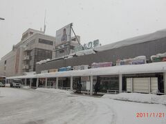 ひたすら雪が降る青森駅前。