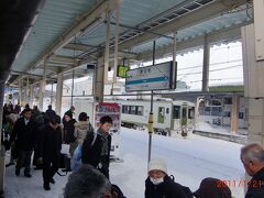 野辺地駅。
大湊線からの乗り換え客で混雑。
特急電車がなくなってしまったので、乗客がみんなこういう電車に集中する。