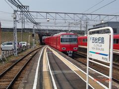 すぐ向こうを横切っているのが東海道線と新幹線。
新幹線からも見える狭いホームの駅。