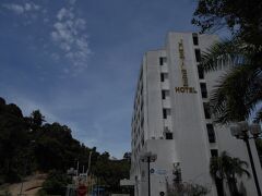 （翌日に撮った）

ホテルまではザ・モールやらニューモスクやら国立病院やら、ブルネイ人が自慢するスポットを車窓巡りしながらちょっと大回りにホテルまで送迎。
ドライバーの小柄な兄さん、とってもにこやかな方で質問にもあれこれ教えてくれて助かった。

ホテルは街はずれのジュビリーホテル。
街はずれだけど、近くの銀行や観光スポットへは歩ける許容範囲。


名前を似たようなジョリビーやらジュリビーとしょっちゅう間違える。。