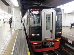名鉄名古屋駅から、中部国際空港行きの特急電車に乗り換える。