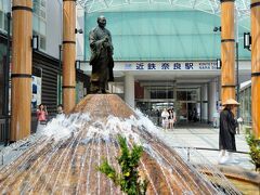 近鉄奈良駅東口に行基様の噴水があります。