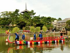 池に船行燈が下ろされていきます。