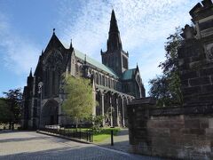 ８月２４日
天気が良さそうなのでグラスゴー市内見学をすることにしました。グラスゴー大聖堂です。12世紀にデビッド1世により創建。増改築を繰り返し、15世紀頃に現在の姿になっています。宗教改革でスコットランドの教会のほとんどが破壊されたなか、唯一完全に現存しており、同国屈指のゴシック様式の建造物として知られるそうです。
