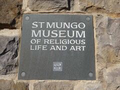 大聖堂の前にあった宗教関連の聖マンゴー宗教博物館(St.Mungo Museum of Religious Life and Art)です。世界中の代表的な宗教についての説明展示がありました。