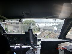 別府の２つ手前、亀川駅で、踏切直前横断があり緊急停止。
運転士は無線連絡中。