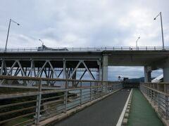 因島大橋。

各島間に大橋があるけれど、橋を渡るのに坂を上るのがキツい。

すでにお尻が痛い。