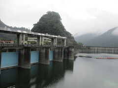 奥多摩周遊道路の最初はダムです。

奥多摩湖（小河内貯水池（おごうちちょすいち））