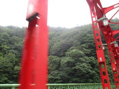 奥多摩周遊道路の途中の赤い橋、峰谷橋

ドラム缶橋の場所がわからず、目をこらして探していましたが、通り過ぎたみたいで残念。