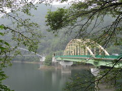 黄色い橋もあります。深山橋

その向こうは白色の橋　三頭橋

静かな雨の湖に橋がアクセントです。