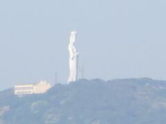 千葉県富津市沖を航行中

大坪山の上に立つ東京湾観音
高さ　５６メートル
内部に入ることができます

世界平和を祈って
宇佐美さんという男性が建てたそうです

