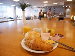 軽く朝食。

エアフランスのラウンジ、しょぼすぎる。。。