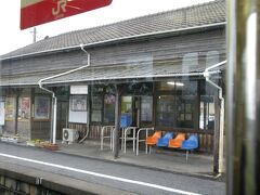 豊前松江駅は、古めかしい木造駅舎だった。