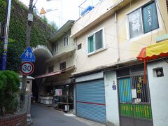 釜山鎮市場から城南初等学校の方に歩くと、
トンネル（クルタリ）があります。

