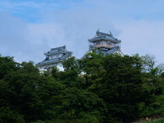 バスは　晴天の北陸の道を　大野市に

　　「天空の城　越前大野城」

高山の街を治め　綺麗な碁盤目の街並みをつくった

　　金森　長近　築城　

大野の城下町も　高山同様の碁盤目　朝市もあると聞いてます。

