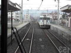 このあたりは単線区間だがやや過密ダイヤ。
最初の下諏訪駅で早くも上り甲府行きとすれ違い。