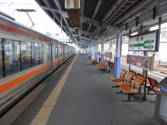 その次の岡谷駅では、あとから来る立川発松本行きとの接続を取るため１３分停車。
あくまでマイペースで進む。