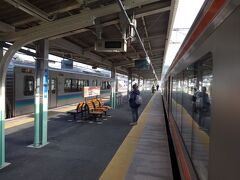 岡谷の２つ先、辰野駅。
ここからいよいよ飯田線に入る。
乗務員もＪＲ東海の人と交代。