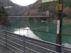 為栗（してぐり）駅。
ここもこの先に平岡ダムがあるので川幅が広い。ホームから吊り橋が見える。