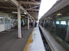 新潟県に入った最初の駅、妙高高原駅。
ここで指定席車に乗っていた客が、自分以外全員降り、貸切状態に。