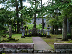 細い道を抜ければ　目の前に

　　悲劇の　朝倉義景墓