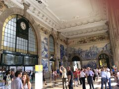 サンベント駅
ここのアズレージョは見事。
駅なのでここにも人が多いこと…