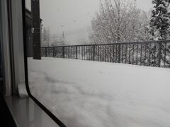 虫川大杉駅。
窓枠のすぐ下ぐらいまで積雪があるの、わかります？