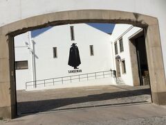 遊覧を終えてワイナリー見学へ 
いっぱいあるワイナリーの中でも一番目を引いたサンデマン。
快傑ゾロみたいでかっこいい！