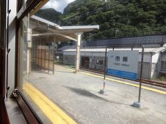 新潟県に入って最初の駅、市振駅。
このあたりは、トンネルだらけの区間である。