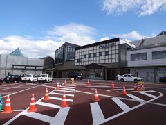 糸魚川駅。
新幹線が開業すると停車駅になるので、駅舎も新しくなった。