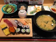 熊本県物産館や通町筋の商店街通りをぶらぶら。雨も降ってきたので、しばらくここで待機していたら、お昼になってしまいました。

昼食は商店街にあったすし鮮で、お寿司と天ぷらのセット。