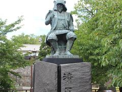 熊本城近くに加藤清正の像が建っていました。