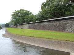 坪井川沿いを歩くと熊本城の長堀が見られます。