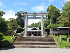 出水神社前の大きな鳥居。