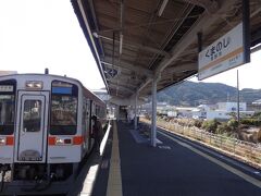 熊野市駅。車内の客がだいぶ入れ替わる。