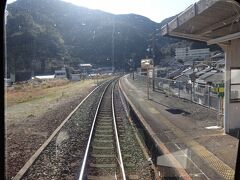 片面ホームの二木島駅。車両の一番後ろから。