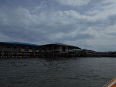 次は世界最大の（現役）水上集落カンポンアイールを水上から見学。

これは学校。
でも金曜日なので人がおらず。