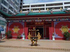 同じ通り沿いにあるピカピカの中国寺（騰雲殿Teng Yun Temple）。
覗いたけど誰もおらず。

ブルネイで中華系の痕跡（商店除けば）は結構少ないような。人口の10%はいるらしいけど、漢字だけの場所ってなかなかない。

紹介HP（中国語）http://www.lucky16888.url.tw/%E6%B1%B6%E8%90%8A%E9%A8%B0%E9%9B%B2%E6%AE%BF%E7%B0%A1%E4%BB%8B.htm
